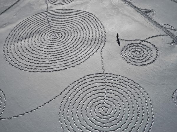 RT @ableparris: The snow art of Simon Beck is just…